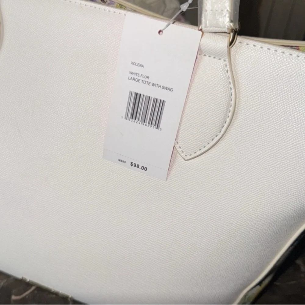 Betsey Johnson White Tote with Floral Accents and Gold Chain - GIFT AWAY - - Picture 5 of 12